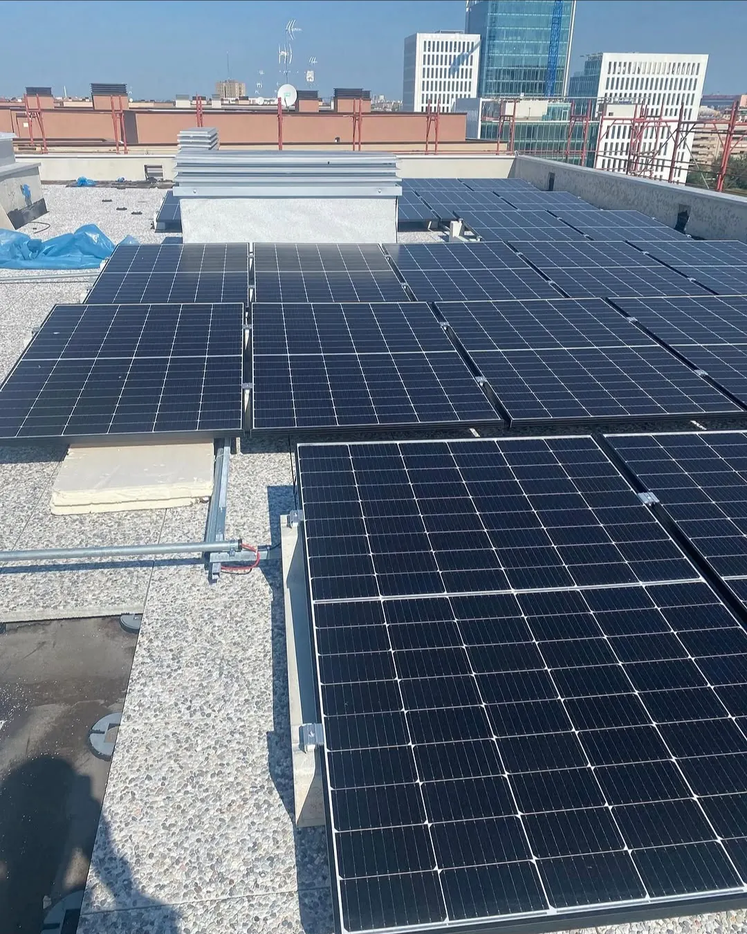 Impianto fotovoltaico realizzato su una copertura a Milano