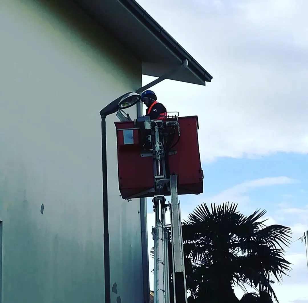 Intervento di manutenzione su un impianto di illuminazione