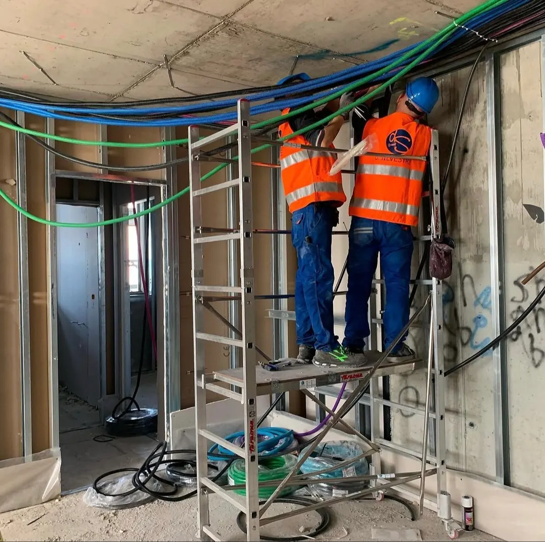 Tecnici Di Silvestre Group al lavoro in un cantiere a Milano