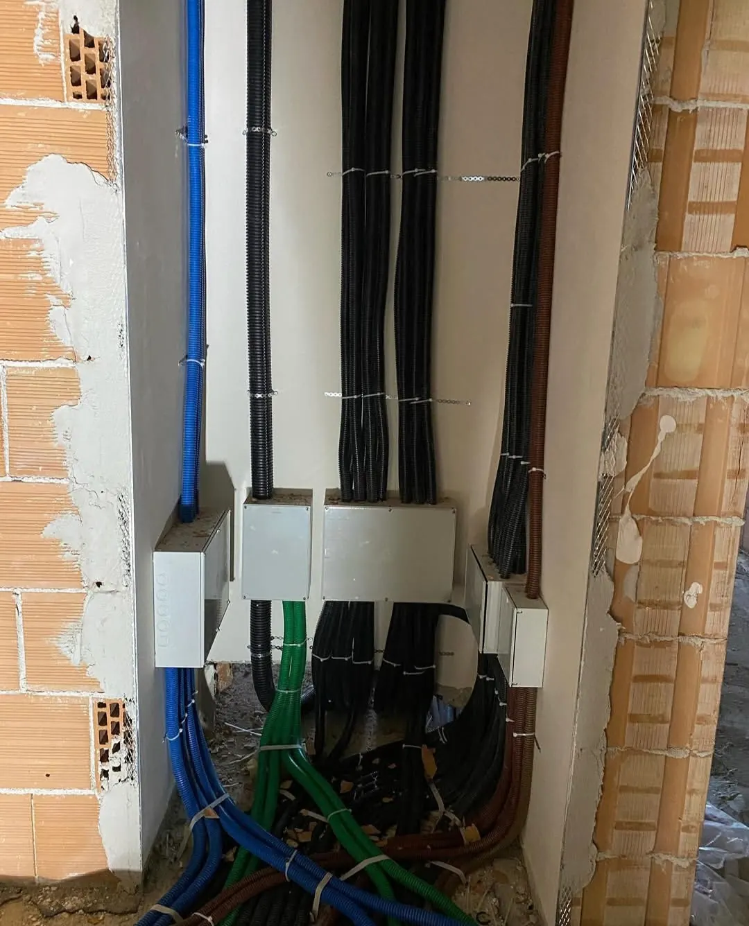 Posa delle tubazioni per un impianto elettrico in un’abitazione