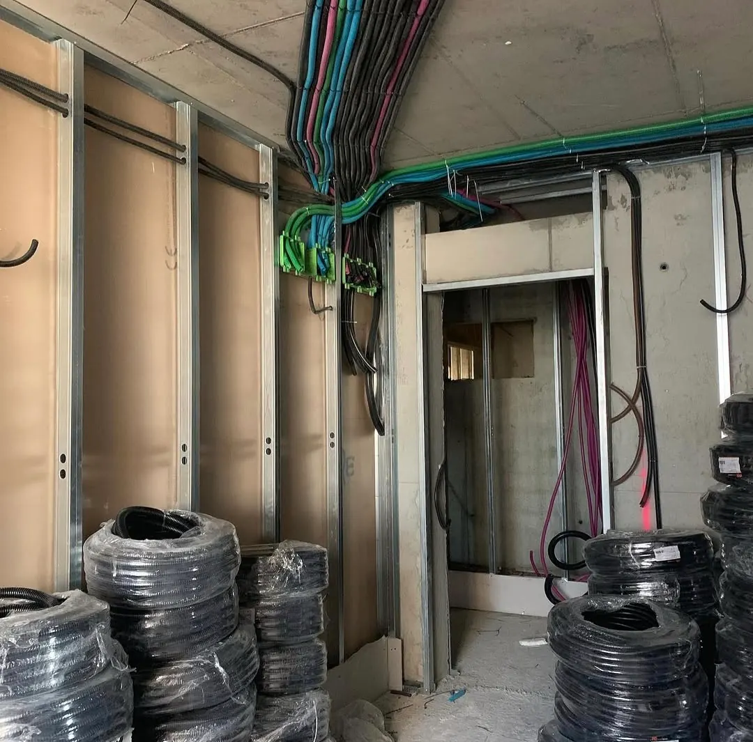 Predisposizione delle tubazioni elettriche nel cantiere Cascina Merlata